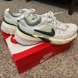 BNWOT Nike V2K Run in green and white
